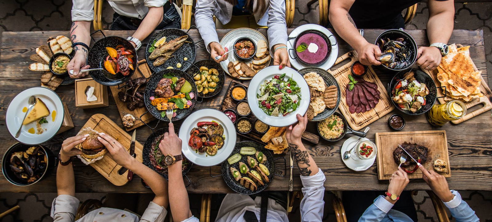 Gedeckter Tisch mit gegrilltem Essen