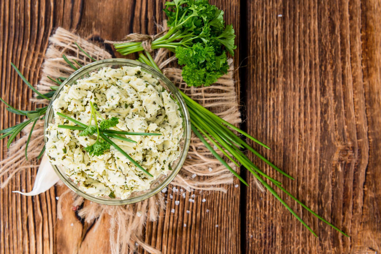 Kräuterbutter mit Kap-Knoblauch