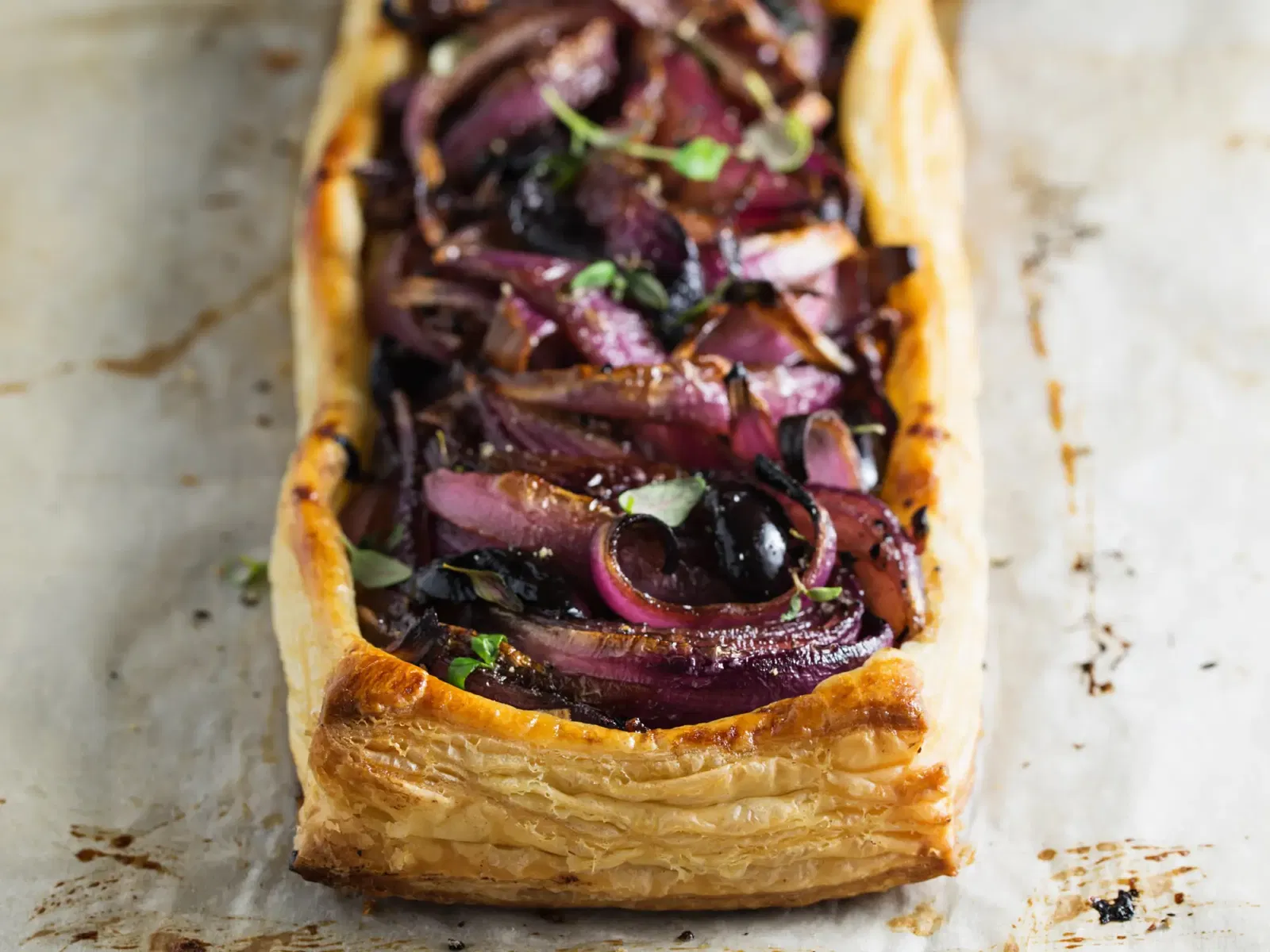 Blätterteig-Tarte mit karamellisierten Schalotten