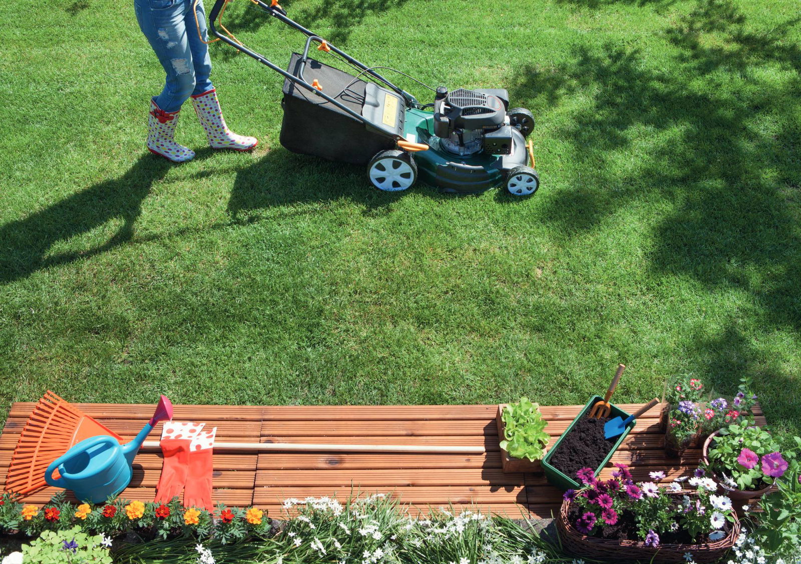 Garten mähen - Rasenpflege im Sommer