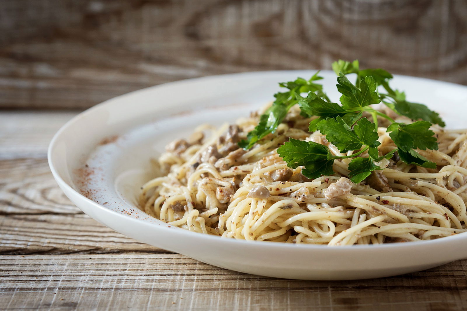 Vollkornspaghetti mit Belugalinsen und gebratenen Austernpilzen