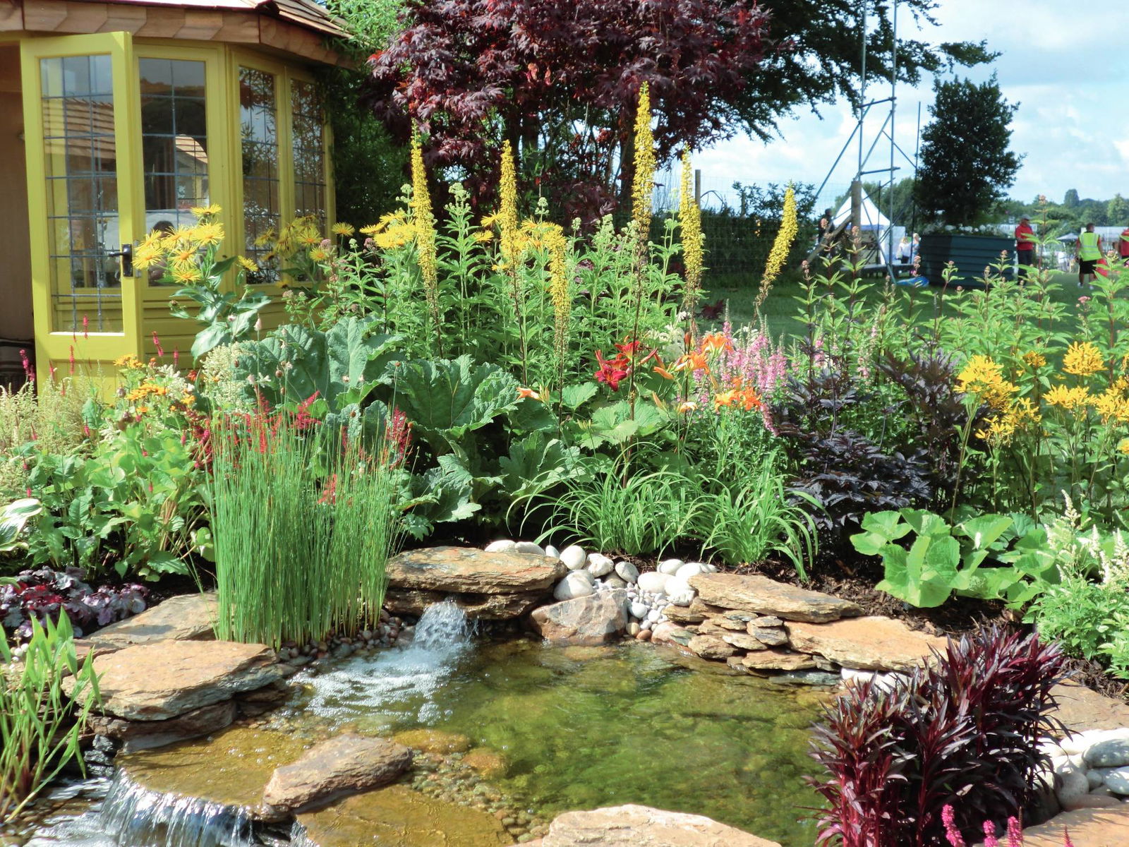 Gartenteich mit Natursteinen und Stauden