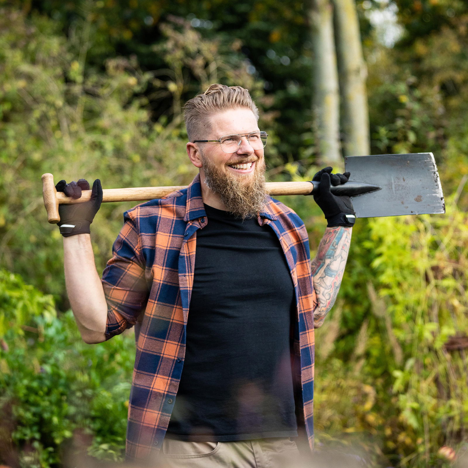 Mann bei der Gartenarbeit