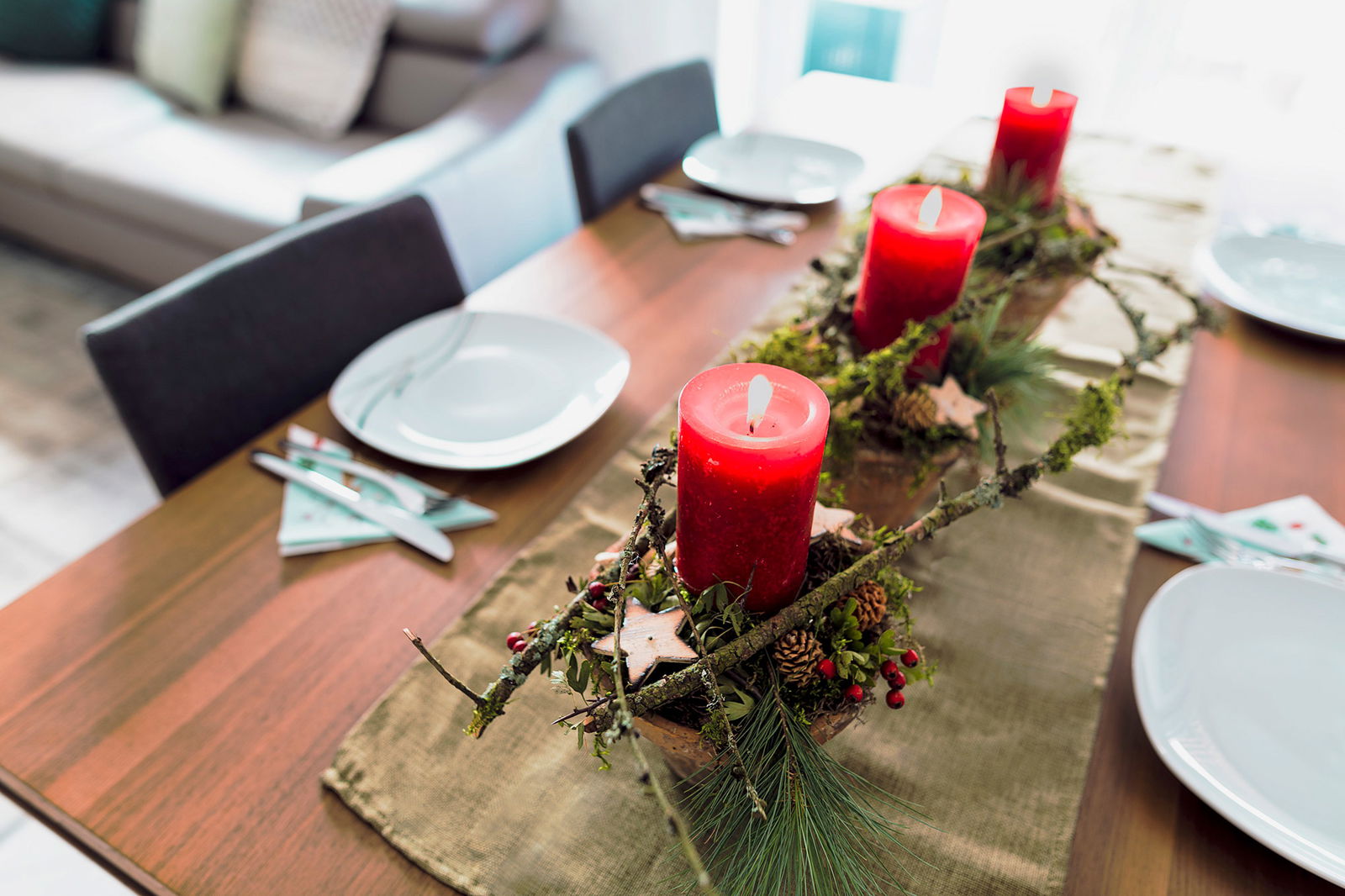 Adventskranz mit Safe Candles auf Tisch